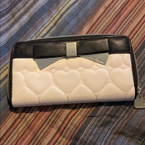 Betsy Johnson wallet (cream) - Picture 1 of 4